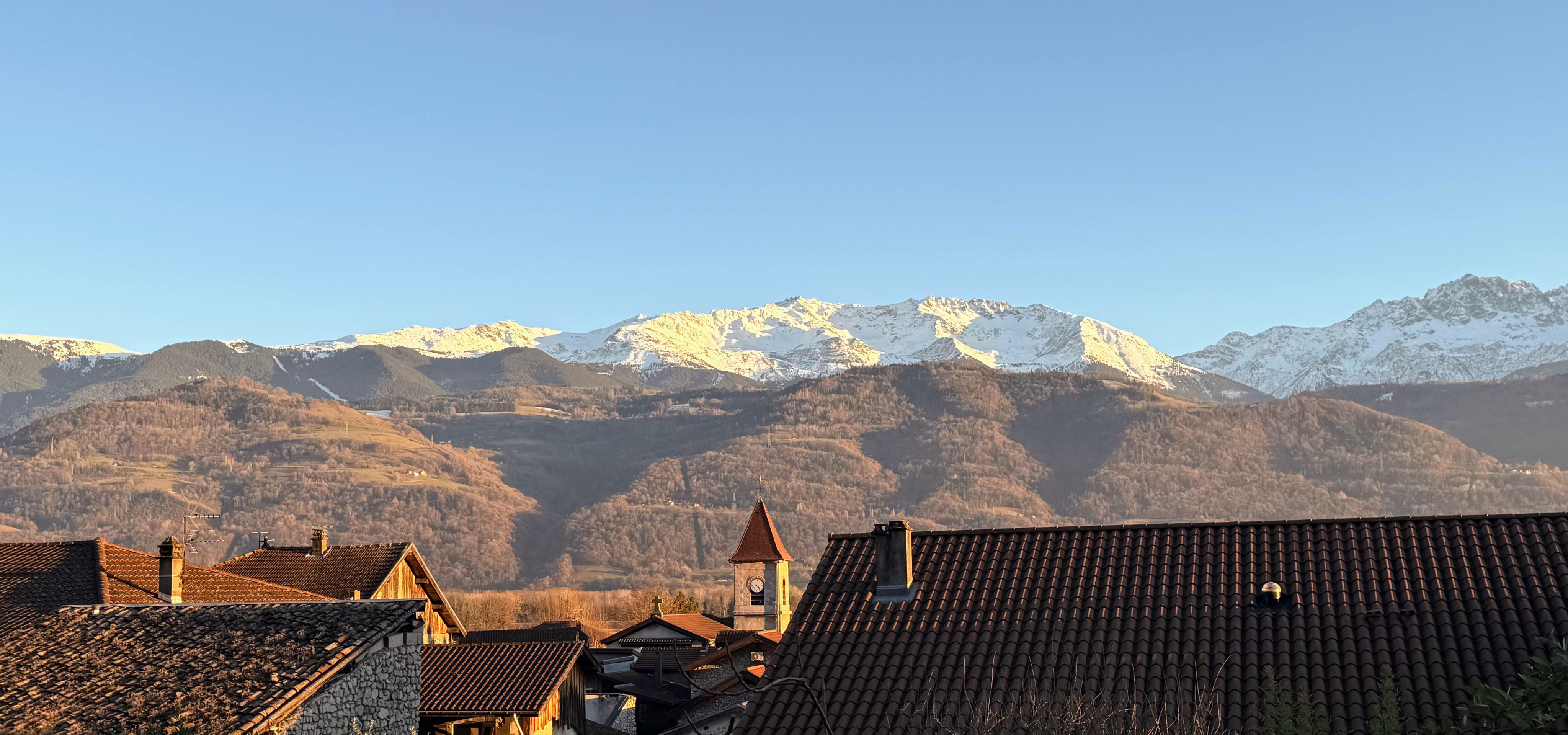Face au majestueux massif de Belledonne, préservons la qualité de l’air dans la vallée du Grésivaudan. Un entretien régulier de votre système de chauffage réduit les émissions de particules fines, principales responsables de la pollution atmosphérique en Isère. Ramonage Rhonalpin vous accompagne pour un chauffage plus propre et un hiver plus serein