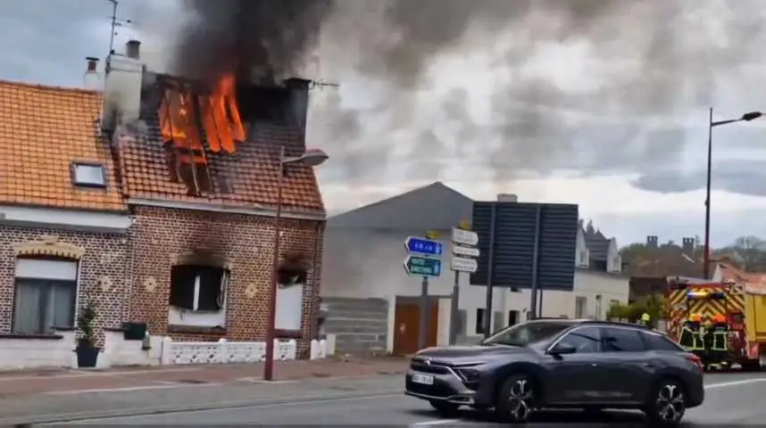 Incendie d’une habitation causé par un défaut d’entretien d’un poêle à bois et l’encrassement du conduit de fumée. Cette situation illustre les risques majeurs liés à l’absence de ramonage régulier et à l’accumulation de suie et de bistre dans les conduits. Un conduit mal entretenu peut entraîner une mauvaise évacuation des fumées, une surchauffe et, dans les cas les plus graves, un départ de feu de cheminée pouvant se propager à la structure du bâtiment. Cet exemple rappelle l’importance essentielle du ramonage obligatoire et de l’entretien annuel des installations de chauffage au bois pour garantir la sécurité des occupants et prévenir les incendies domestiques.